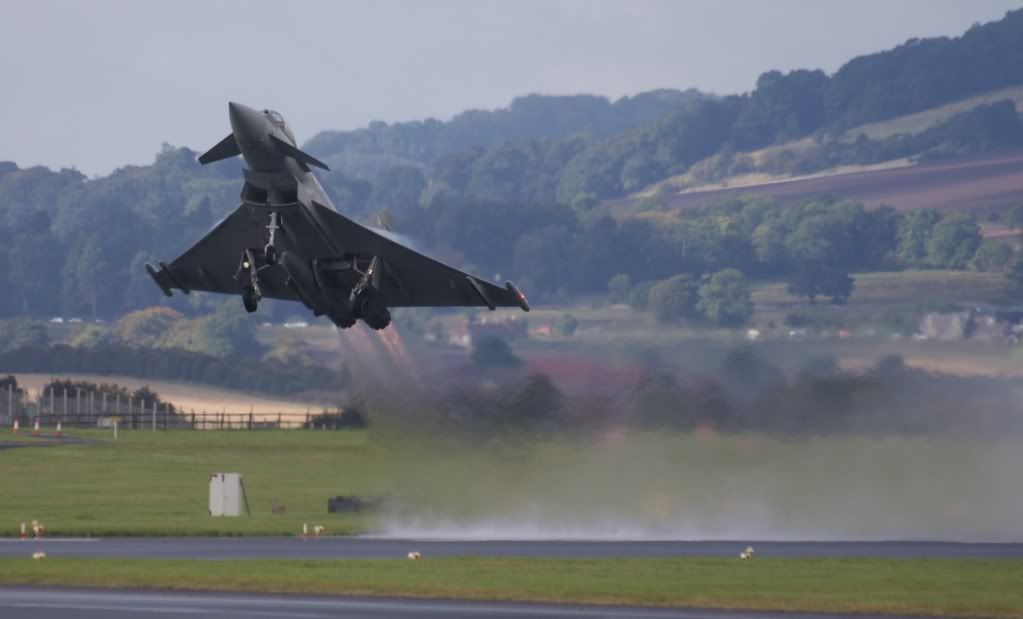 http://i714.photobucket.com/albums/ww142/PhantomPhil/RAF%20Leuchars%20Airshow%202010/DSC04376.jpg