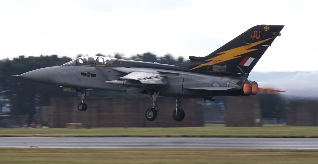 http://i714.photobucket.com/albums/ww142/PhantomPhil/RAF%20Leuchars%20Airshow%202010/DSC04385.jpg