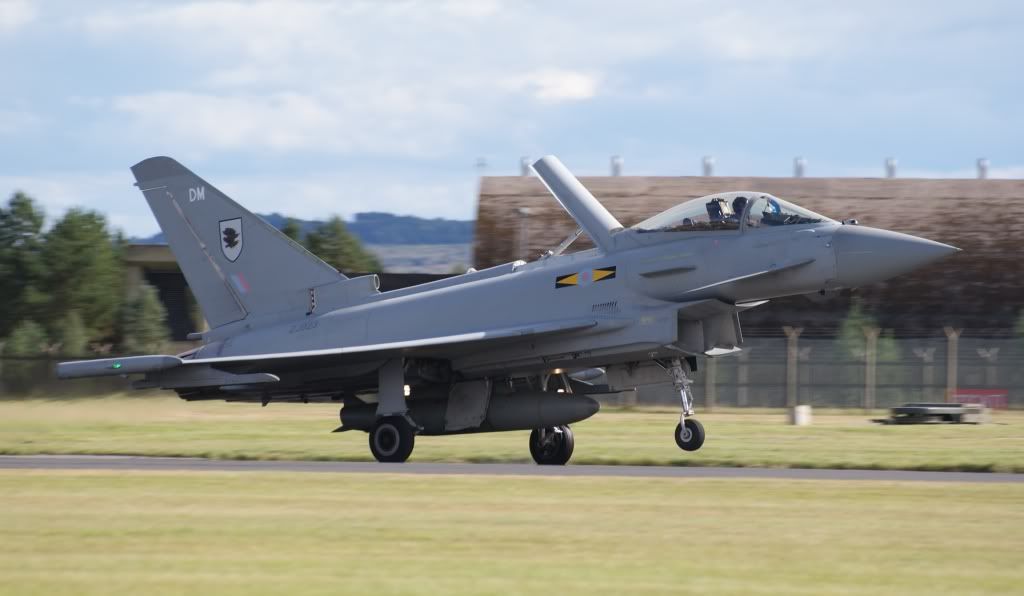 http://i714.photobucket.com/albums/ww142/PhantomPhil/RAF%20Leuchars%20Airshow%202010/DSC04553.jpg