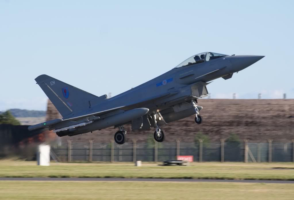 http://i714.photobucket.com/albums/ww142/PhantomPhil/RAF%20Leuchars%20Airshow%202010/DSC04831.jpg