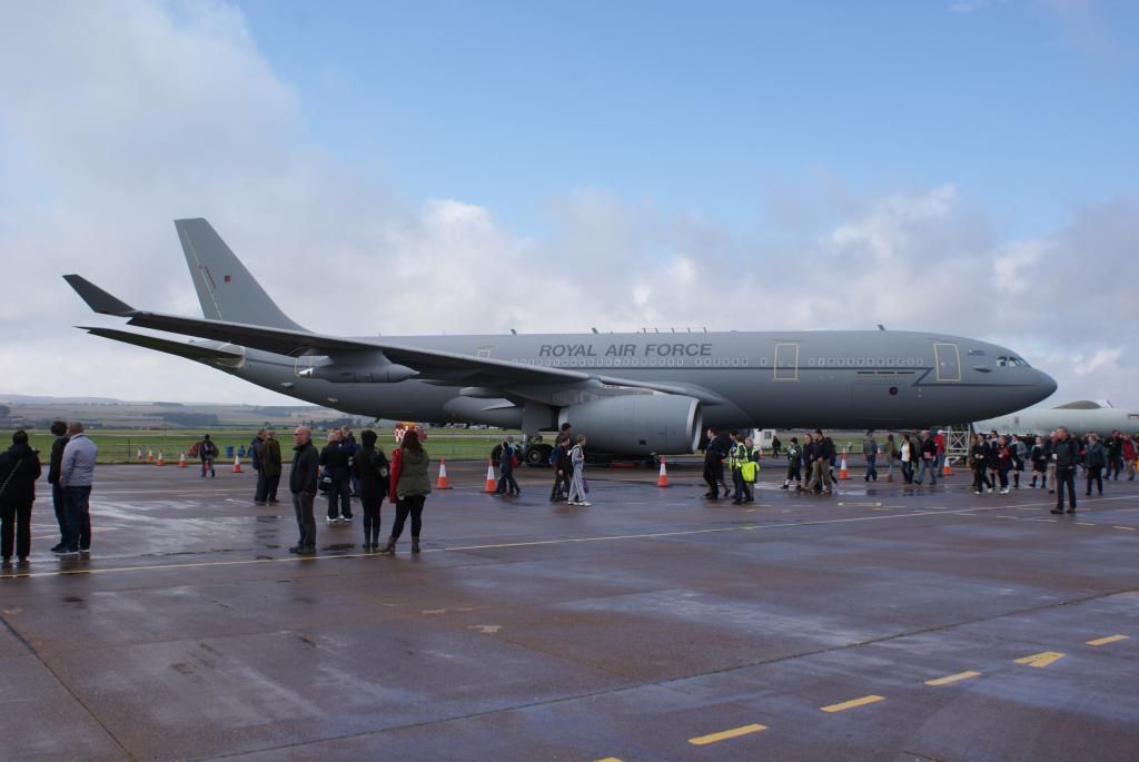 http://i714.photobucket.com/albums/ww142/PhantomPhil/The%20Last%20Last%20Leuchars%20Air%20Show%202013/DSC00558_zpsf8eb05ed.jpg